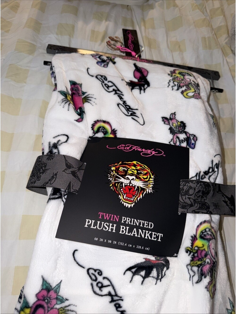 Ed Hardy Twin Plush Blanket Skull Heart Tattoo White 60x90 NWT - Picture 2 of 7